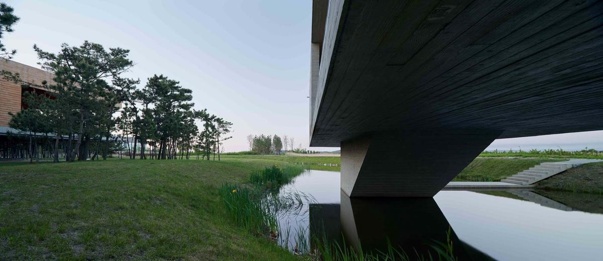 天鵝湖濕地公園景觀廊及觀鳥塔 / 跡·建筑事務(wù)所