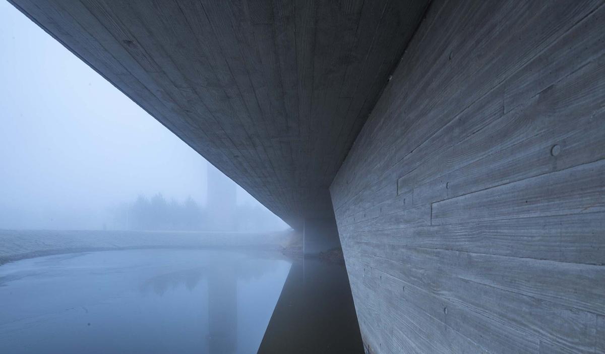 h1._景觀廊底部_.趙奕龍_Underneath_Bridge_House_.Zhao_Yilong.jpg