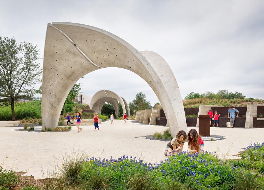 混凝土“花瓣”展亭——匯流公園 / Lake|Flato Architects