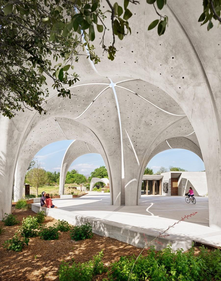 混凝土“花瓣”展亭——匯流公園 / Lake|Flato Architects