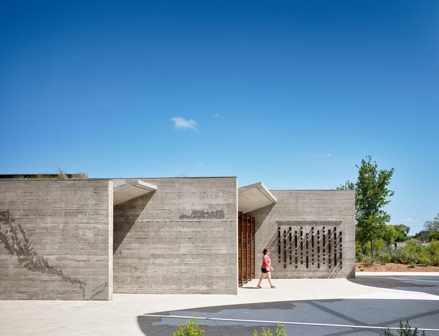 混凝土“花瓣”展亭——匯流公園 / Lake|Flato Architects