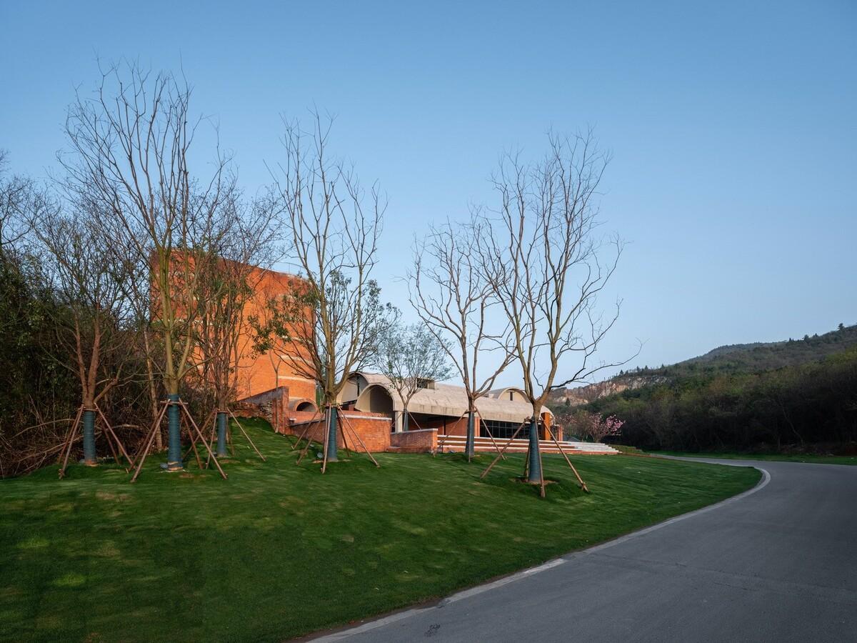 南京先鋒湯山礦坑書店 / 東南大學(xué)建筑學(xué)院 + 藝合境建筑事務(wù)所