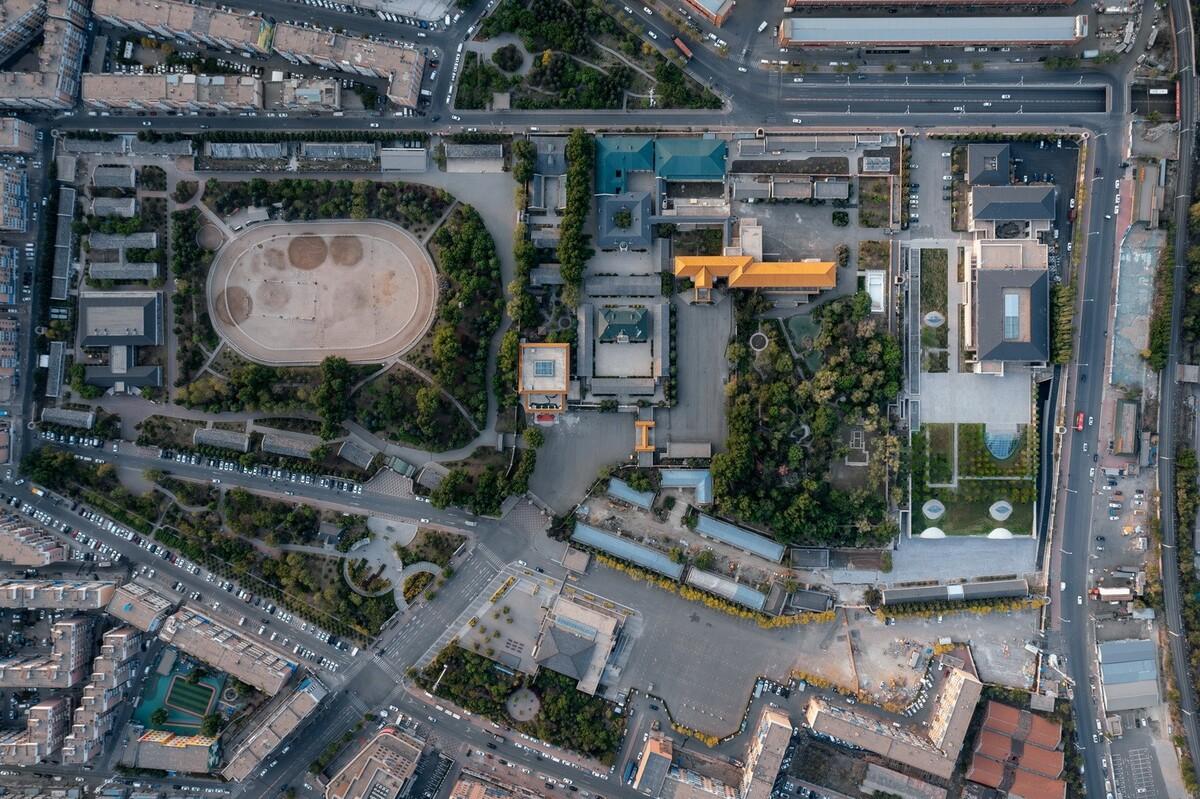 全東北最大的清水混凝土巨構(gòu)地下建筑：砼殿 / Wutopia Lab