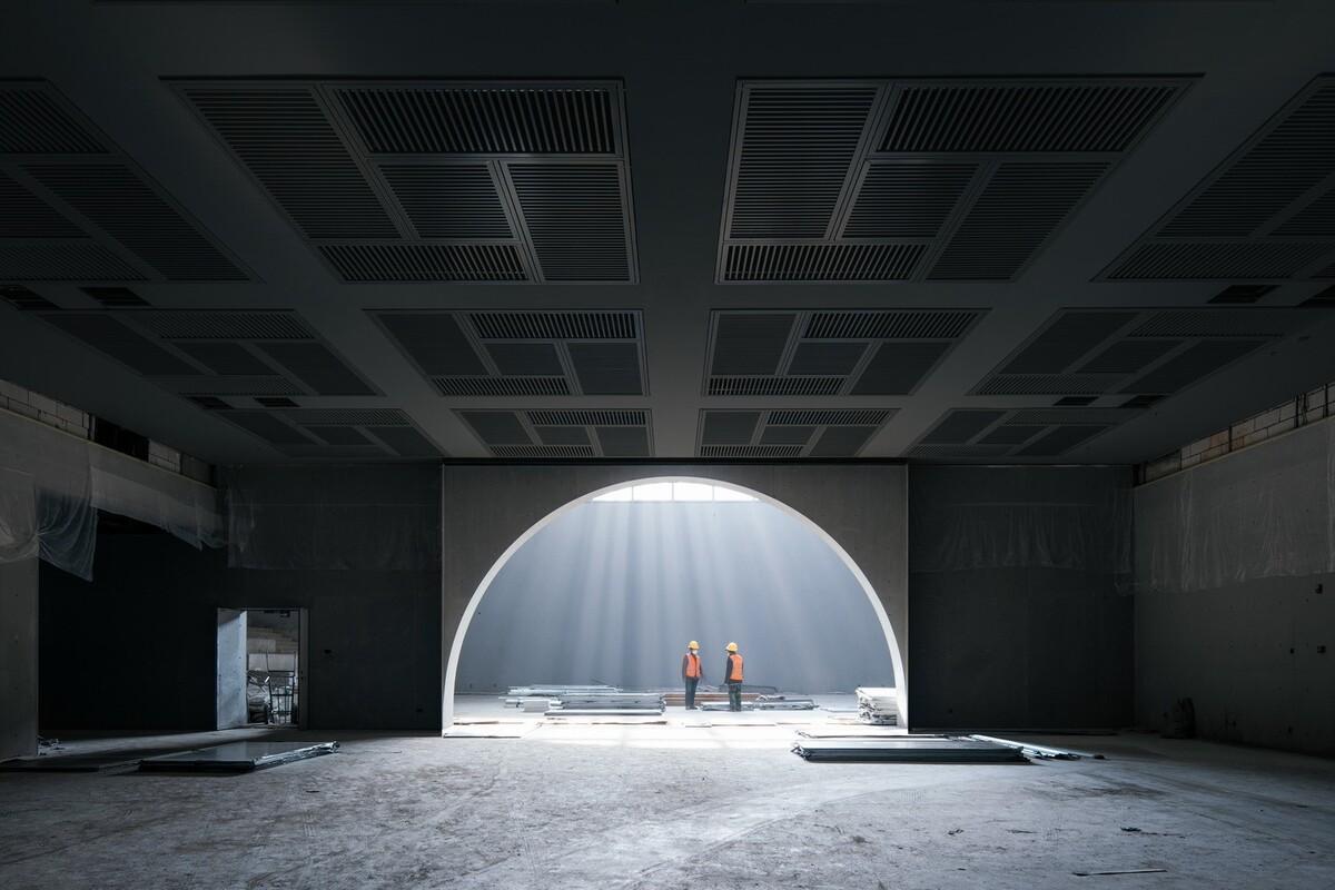 全東北最大的清水混凝土巨構(gòu)地下建筑：砼殿 / Wutopia Lab