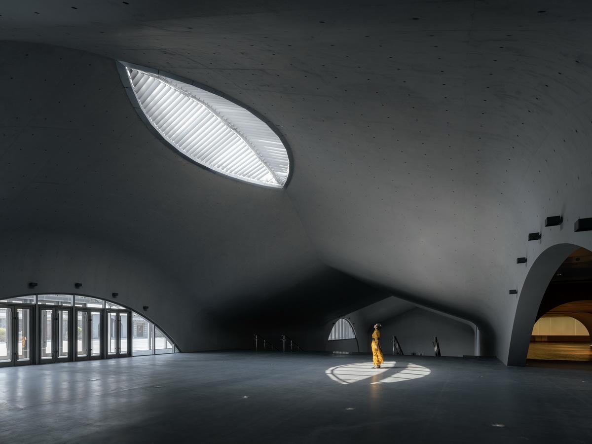 全東北最大的清水混凝土巨構(gòu)地下建筑：砼殿 / Wutopia Lab