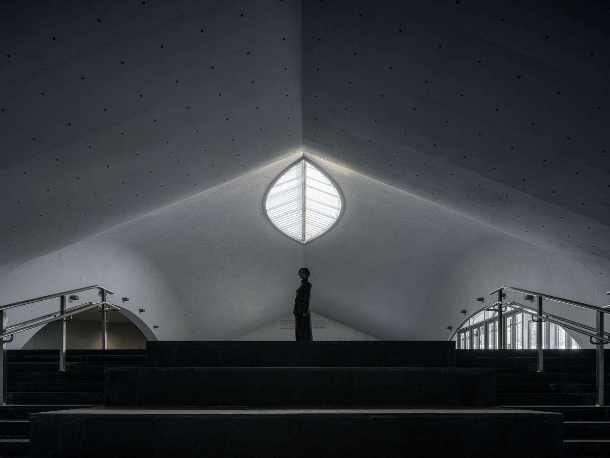 全東北最大的清水混凝土巨構(gòu)地下建筑：砼殿 / Wutopia Lab