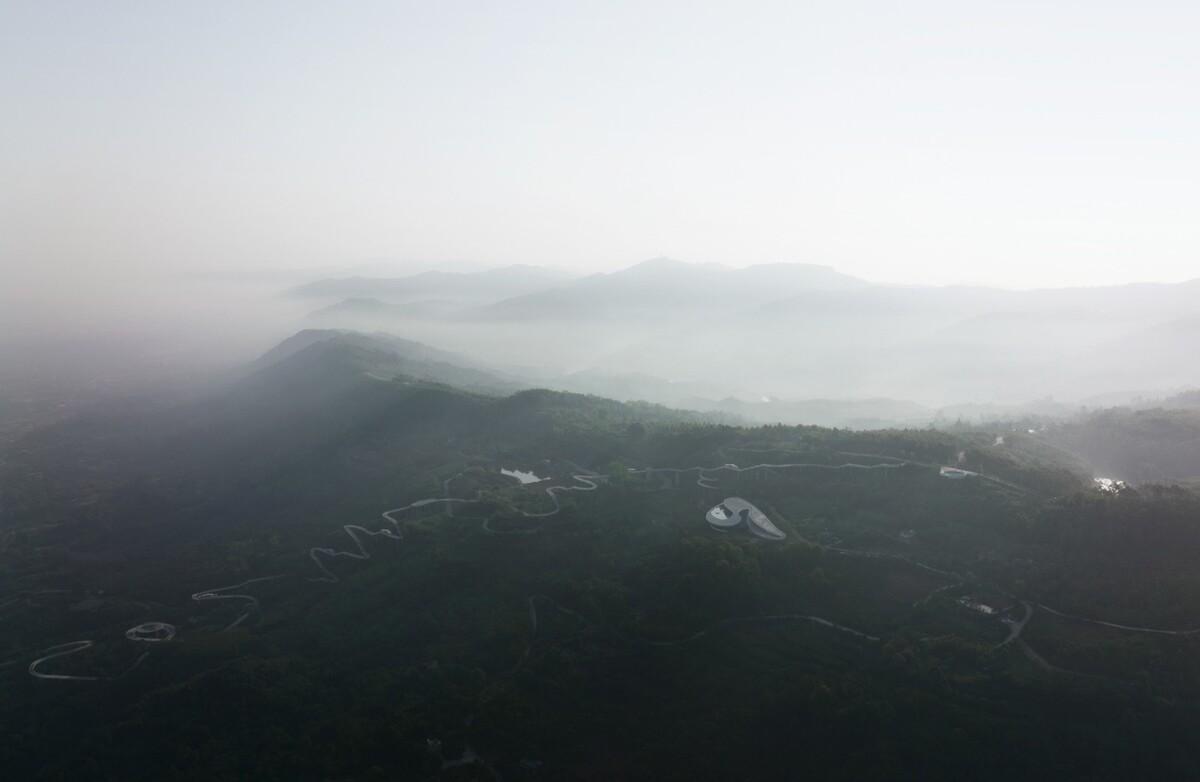 龍泉山鏡高空平臺 / BUZZ建筑事務(wù)所